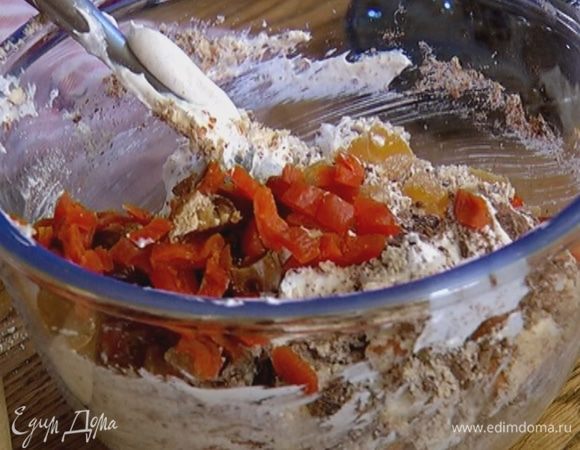 Всыпать все сухофрукты и еще раз слегка перемешать.