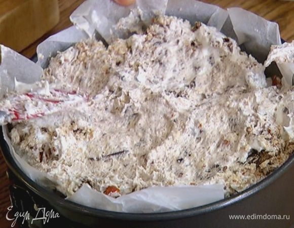 Разъемную форму выстелить бумагой для выпечки и равномерно выложить массу.