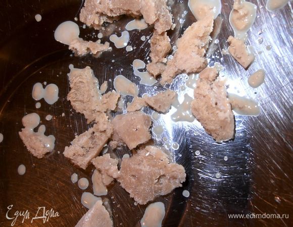 Отмеряем дрожжи (у меня из морозилки, поэтому так раскрошились,но тают мгновенно!)