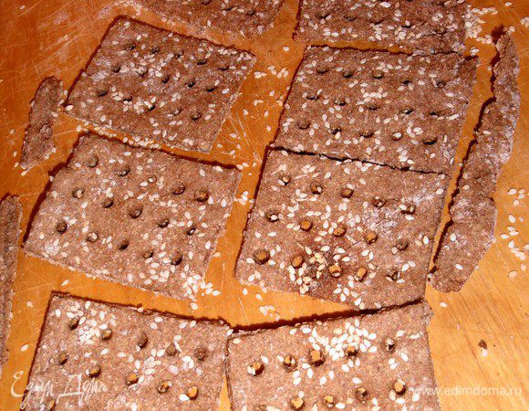 Выпекаем при 160*минут 25... Откидываем на доску и тут же обрезаем края-корочки и отделяем ножом наши хлебцы.