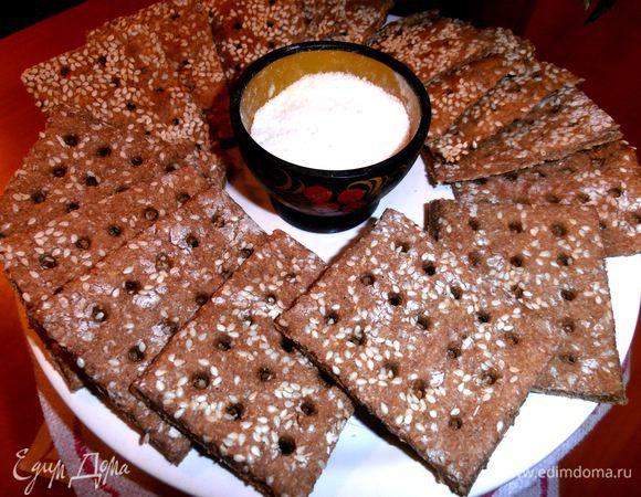 Первая партия получилась более тонкой и поэтому хрустела лучше,а на вторую осталось чуть больше теста и не так хрустели, но тоже вкусно!