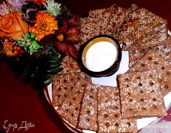 Рядом на тарелочке поданы домашние хлебцы из ржаной муки, вместо хлеба.(http://www.edimdoma.ru/retsepty/48952-hrustyaschie-rzhanye-hlebtsy-nazad-v-sssr)