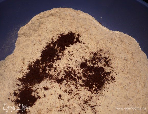 Пшеничную муку перемешиваем с миндальной мукой и добавляем ваниль.