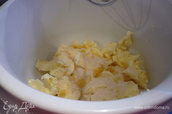 Масло, разрезанное на кусочки, перемешиваем в комбайне с сахаром и цедрой лимона на небольшой скорости.