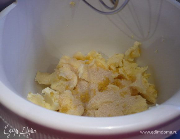 Масло, разрезанное на кусочки, перемешиваем в комбайне с сахаром и цедрой лимона на небольшой скорости.