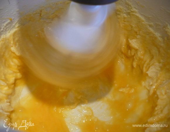 Добавляем яйцо и мешаем дальше.
