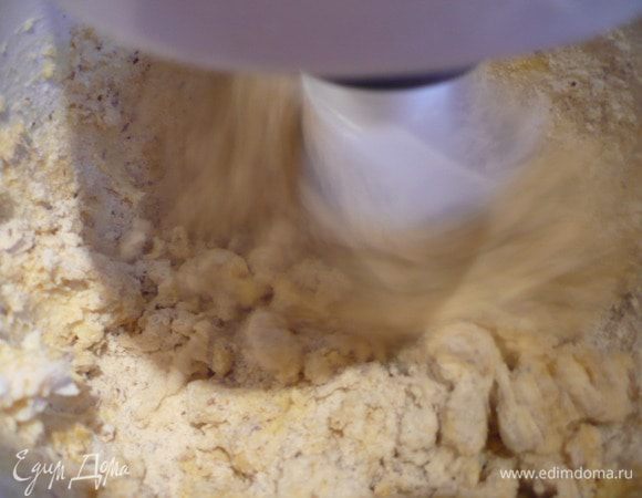 Вводим муку и даем всему тесту хорошенько перемешаться. вымешиваем руками до однородности.