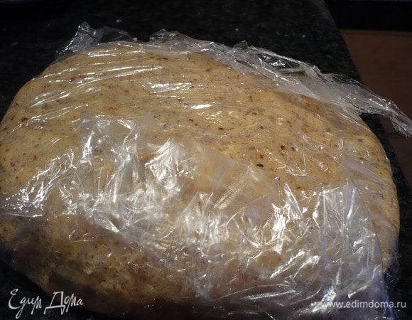 Готовое тесто заворачиваем в пленку и кладем в холодильник на 2 часа.