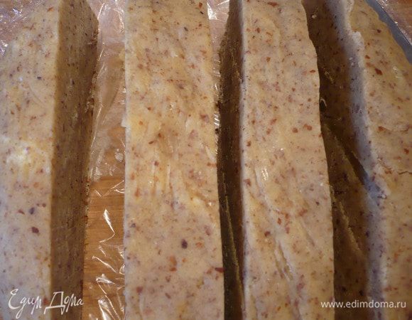 Разогреваем духовку до 175 градусов. Делим тесто на три части, скатываем каждую в "колбаску" и разрезаем на кольца шириной примерно 2 см.