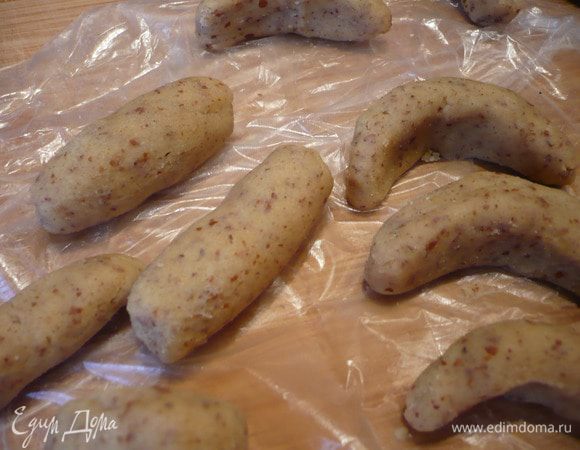 Каждое колечко скатываем "колбаской" и формируем наш полумесяц.