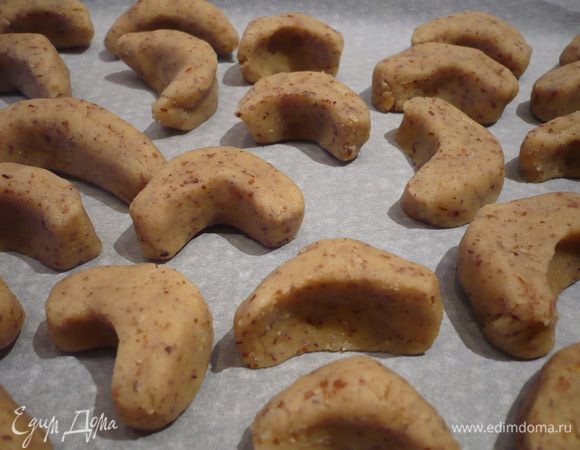 Укладываем на застеленный бумагой для выпечки противень и отправляем в духовку на 20 минут.