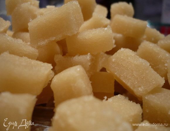 Марципан нарезаем на мелкие кубики.