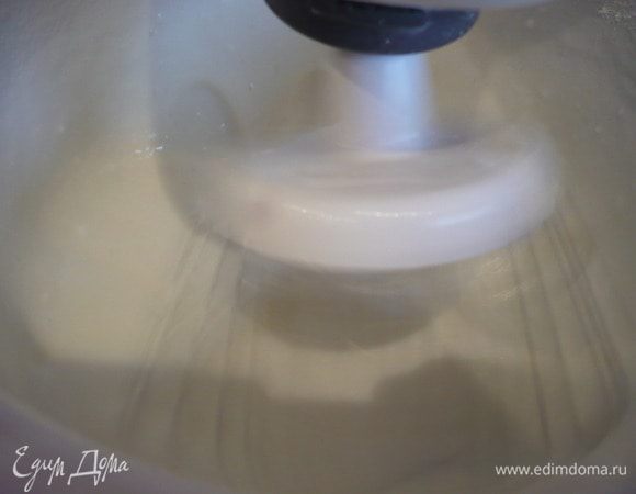 Белки взбиваем в пену, постепенно добавляя сахарную пудру.