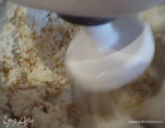 Добавляем кокосовую стружку, сок лимона, марципан и вымешиваем до однородности.