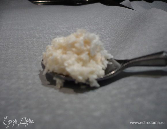 Духовку разогреваем до 175 градусов. При помощи чайной ложки или руками лепим наше безе в форме шариков (оно немножко напоминает "Рафаэлло", только выглядит немного более "растрепано" и получается чуть меньшего размера).