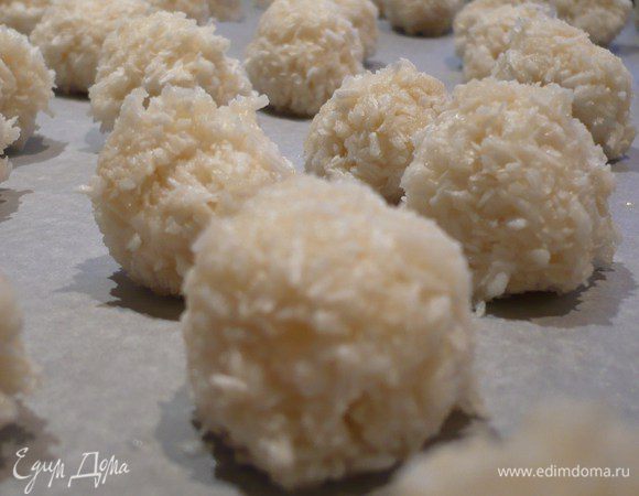 Выкладываем безе на противень, выстеленный бумагой для выпечки и отправляем в духовку на 15-20 минут. 