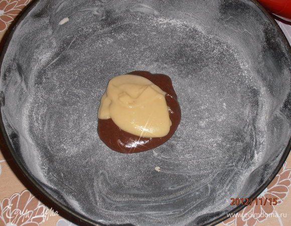 Форму смазать сл.маслом и мукой. Затем на центр одну ложку белого теста,сверху темного и 