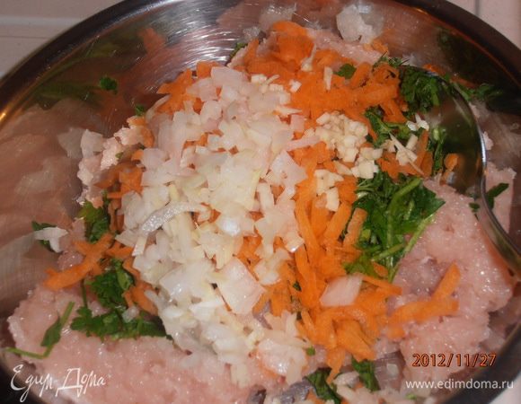 Добавить натертую морковь, мелко нарезанный лук, чеснок, горчицу, соль, перец. Замесить.