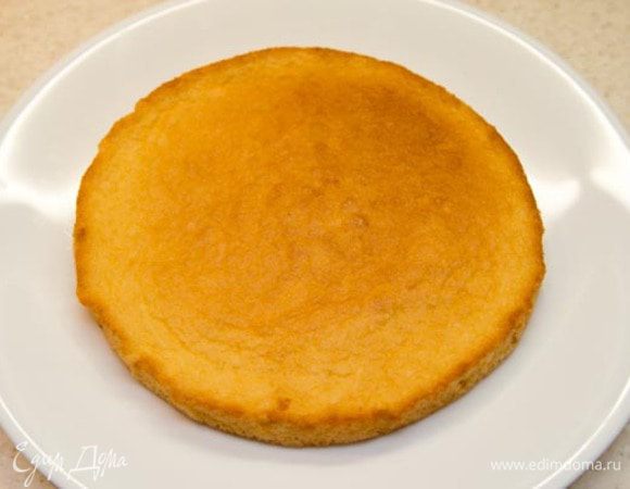 Бисквит:
Взбить желток с сахаром и горячей водой. Белки взбить до мягких пик. Соединить желтковую массу, белковую массу, крахмал, разрыхлитель и ванилин и аккуратно, но уверенно вымешать, старюсь это делать так, чтоб тесто не осело.
Вылить тесто в смазанную маслом форму и выпекать в течение 12 минут при температуре 200С. Вынуть из духовки и дать полностью остыть, только после этого извлекать из формы.