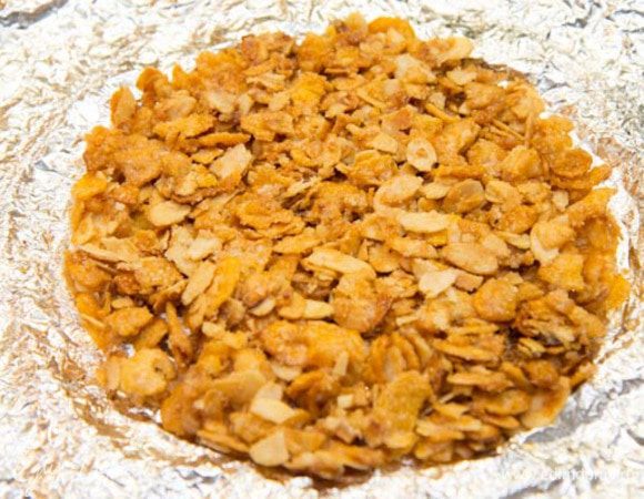 Кранч:
В сотейнике растопить сахар и довести его до золотистого цвета. Добавить масло и перемешать. Теперь всыпать в карамель кукурузные и миндальные хлопья. Перемешать, так чтоб карамель покрыла все хлопья. Пару ложек кранча отложить отдельно (для посыпки сверху). Остальной кранч  выложить на фольгу в форме круга равного диаметру бисквита, дать остыть. При остывании кранч немного склеится, что нам и нужно.