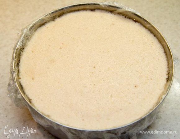 Вылить пюре в форму застеленную пищевой пленкой и поставить в холодильник на 2-3 часа для застывания.