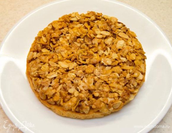 Сборка:
На бисквит перенести кранч.