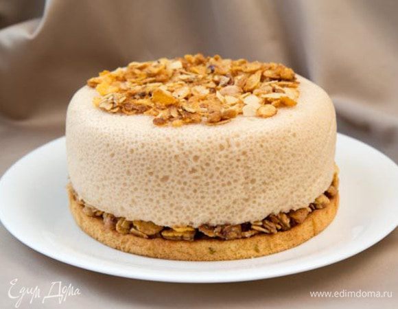 Сверху выложить из формы грушевое суфле и поспать отложенным кранчем.
Приятного чаепития!