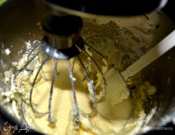Для лучшего эффекта и качества желательно повторять все шаги как есть. Взбить размягч. слив. масло 10 мин, добавить сахар.песок и  взбивать еще 5 мин. Лопаточкой помогаем соскребаем в промежутках со стенок масло.