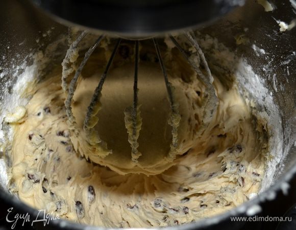Затем добавить яйца  по одному за раз и взбивать еще 5 мин. все вместе на 2 скорости. Добавляем изюм,желательно предварительно промытый и просушенный,лимон.эссенцию и соль.
Муку просеем и добавим ко всему остальному, взбиваем 1 мин. на самой большой скорости до однородной массы.