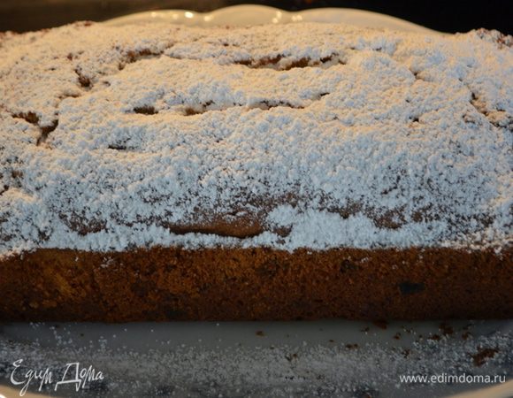 Кекс достаем из духовки, чуть снимем с формы /я прошлась просто по краям зубочисткой, проверяя как кекс отходит/. Вернем обратно в форму и дадим постоять, отдохнуть, остынуть основательно в течение 5 часов. Перед подачей обсыпаем его сахар.пудрой. Разрежем на кусочки. Подаем к столу.