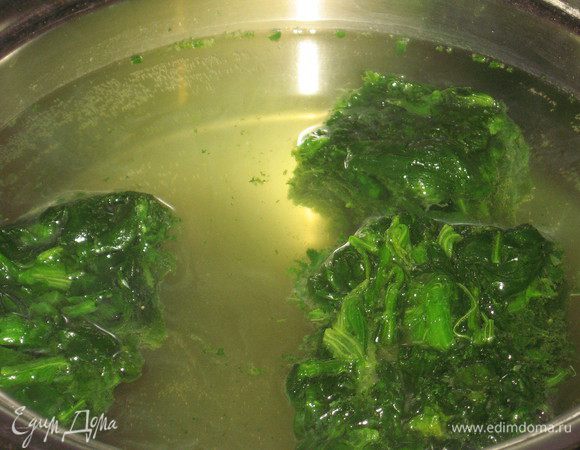 Шпинат отварить в подсоленной воде 5 минут и достать  шумовкой. 