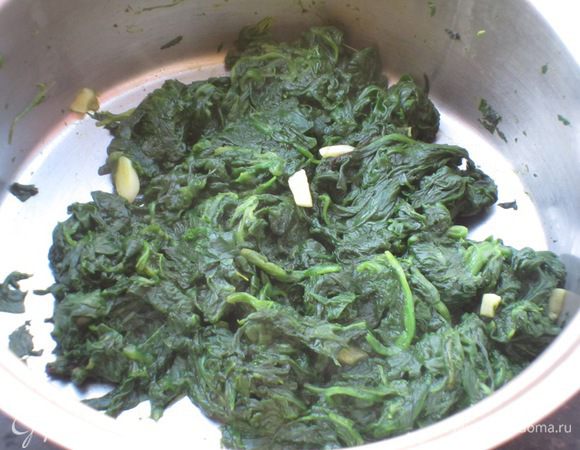 Чеснок раздавить плоской стороной ножа и мелко порубить. Разогреть в сковороде  сливочное масло и слегка обжарить чеснок. Добавить шпинат ,посолить,поперчить,перемешать и оставить на огне ещё 3-4  минуты. 