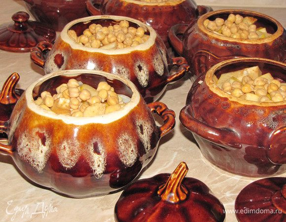 Разогреть духовку до 190 гр. Положить  в горшочки лук, мясо, айву и горох, Чтобы получился именно суп, горшочки заполнить на половину ( я заполнила на 3/4, потому получилось густо). Добавить в каждый горшочек 1 стакан кипятка, накрыть крышками и поставить в духовку на 30 минут.