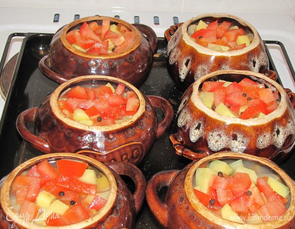 Через 30 минут вынуть горшочки из духовки. Добавить картофель, нарезанный крупными кусочками  и помидор, нарезанный кубиком.  Если нужно, добавить еще воды, но не слишком много, т.к. вода может выплескиваться. Посолить, поперчить по вкусу. Я еще добавила немного сливочного масла, т.к. баранина у меня была не жирная.  Готовить еще 40 минут.