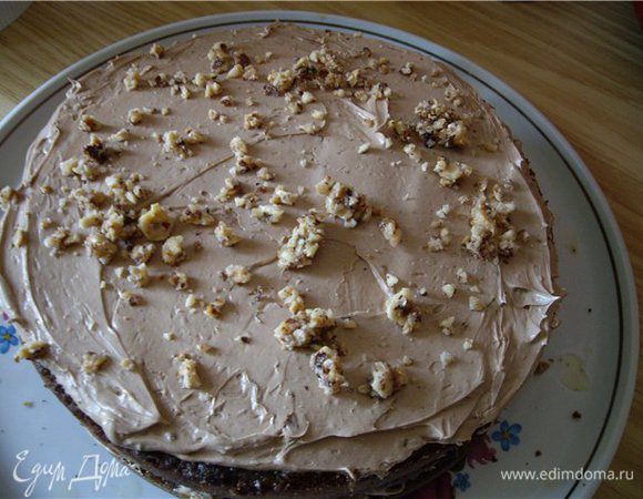 Вы, наверное, замечали, что если желтки посыпать сахаром и оставить (не взбивая), они свернутся. Это явление похоже на то, как действует сахар на фрукты, вытягивая влагу. Если смешать желтки со сгущенкой, произойдет то же самое. Хитрый кондитер придумал сначала смешать желток с равным количеством воды, а потом уже добавлять сгущенное молоко.<br />
<br />
Затем смесь поставьте на тихий огонь и варите до загущения. Если боитесь, используйте водяную баню. Уваренный сироп охладите и добавьте в предварительно взбитое с ванильным сахаром масло. Добавлять надо понемногу, каждый раз взбивая. В конце взбивания добавьте какао. Бисквит разрежьте на 3 пласта и промажьте кремом. По своей инициативе я насыпала на крем карамелизованный фундук. Снаружи торт смажьте мармеладом, охладите.