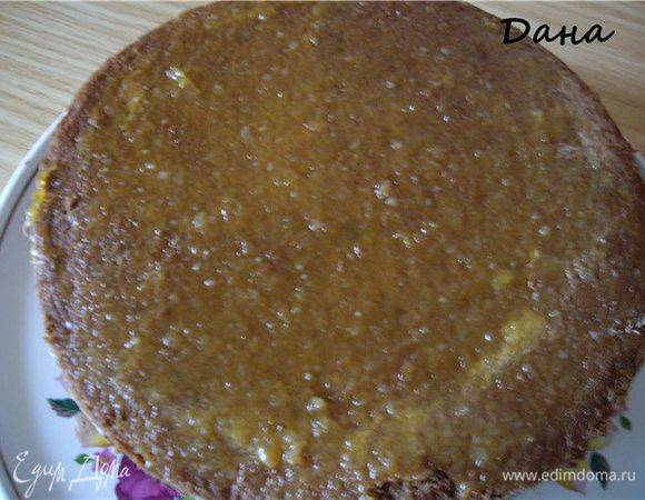 Залейте торт обычной шоколадной глазурью, для которой надо растопить по 60 г шоколада и сливочного масла в микроволновой печи или на водяной бане, полейте торт. Для торта достаточно 120 г глазури. Торт превзошел все ожидания, получился очень вкусным!