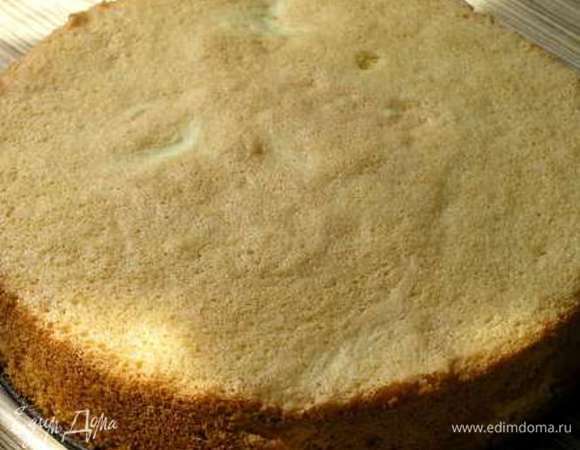 Готовим бисквит: 
Бисквит можете сделать какой вам нравиться! Я делала так:
Просеять муку с крахмалом добавить соль.Разогреть духовку до 180*С.
Смешать яйца и сахар в небольшой кастрюльке с толстым дном (при нагревании сахар не даст яйцам свернуться).
Поставить на медленный огонь и постоянно помешивая, довести яичную смесь до температуры 45, нужно нагревать яичную смесь 1,5-2 минуты.
Сразу снять с огня, перелить в миску для взбивания  и взбивать на максимальной скорости, до образования пушистой консистенции, т.е когда струйка, стекающая с венчика, оставляет след на поверхности массы.
Разрезать вдоль стручок ванили и добавить семена в яичную массу. Осторожно, в несколько приемов добавить сухие ингредиенты в яичную массу, каждый раз перемешивая снизу вверх.
Разъемную форму для выпечки слегка смазать сливочным маслом, присыпать мукой или использовать пергаментную бумагу. Осторожно вылить бисквитную массу.  Можно лишь слегка наклонить саму форму, чтобы тесто равномернее распределилось.
Выпекать в разогретой духовке 15-18 минут до готовности (проверить деревянной шпажкой - она должна быть сухой)
