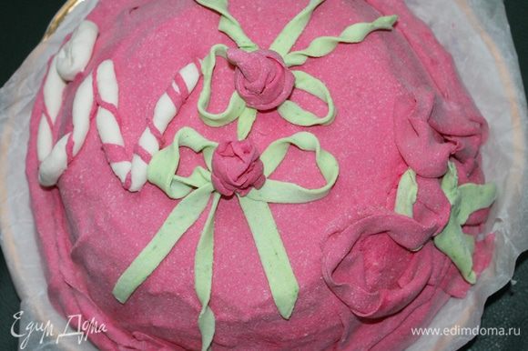 Когда торт -суфле застыл, достаем и украшаем мастикой! Кому как нравится. Я например сделала так в честь Дня рождения Дочери !