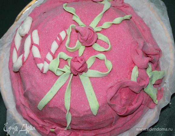 Когда торт -суфле застыл, достаем и украшаем мастикой! Кому как нравится.

Я например сделала так 
в честь Дня рождения Дочери !