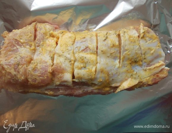 На мясе сделать надрезы и помазать солью, перцем, тимьяном и горчицей. Завернуть в фольгу и оставить мариноваться на пол часа. Затем поставить в разогретую духовку 200 гр. на 1 час.