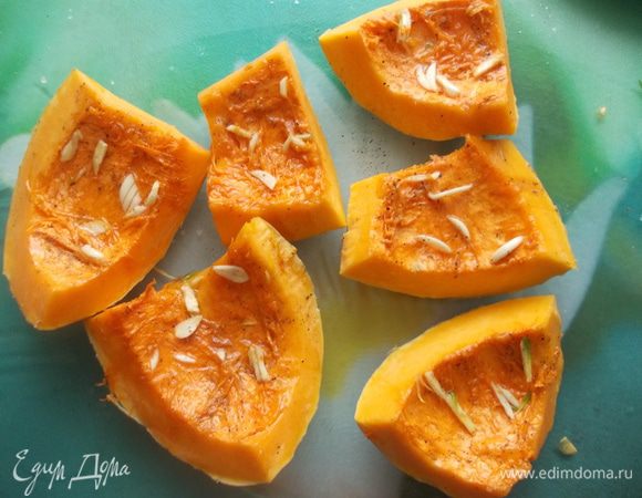 Тем временем порезать тыкву смазать маслом,посолить и поперчить.