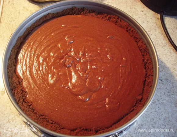 Обе яичные смеси осторожно перемешать  и залить  в основу торта. Выпекать около 40 минут.