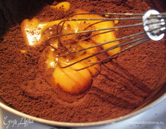 Пока выпекаются основные части торта, приготовим  ПУДИНГ. 
Опять начинаем с шоколада, нужно его растопить  вместе  co сливочным  маслом. 
В другую среднюю кастрюлю положить сахар, какао-порошок, крахмал и соль. Не снимая с огня добавить яичные желтки, венчиком быстрыми  движениями   минуточку  размешивать.

