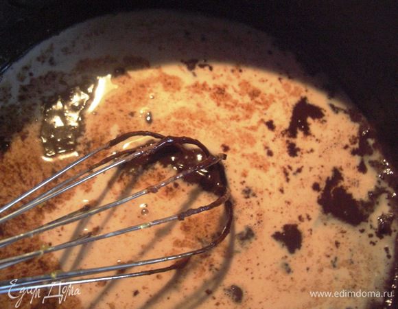 Постоянно взбивая, медленно вливать  молоко. Через 30-40 сек. масса  загустеет  ровно сколько нужно. 