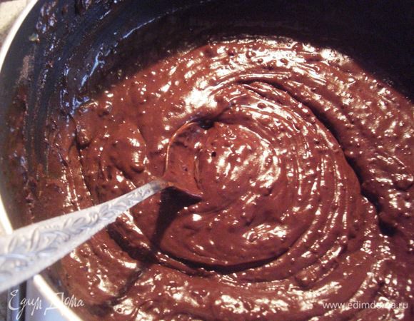 Соединить растопленный  шоколад с полученным пудингом. Пудинг был бы готов, но мне не хватало вкуса... как-то хотелось какого-то оттенка.  Добавила немного лимонного сока. Перед  нанесением на торт рекомендуется пудинг 2-3 часа подержать в  холодильнике.