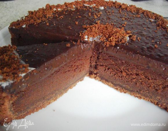 После нанесения пудинга еще 12  ч  пирог  НЕ вынимаем из формы и  держим в холодильнике. На следующие сутки уже видно, что пудинг уже не течет, как лава.  Снимаем кольцо и пирог перед вами. Если на дно  формы вы постелили  пергаментную бумагу,  то очень легко торт  переложите на другую посуду.  
 Обычно такой торт кушают со взбитыми сливками, этот выбор оставляю на ваше усмотрение:) Приятного чаепития и бодрого настроения!!!