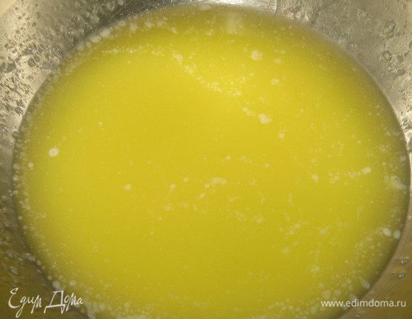 Добавить сахарную пудру,муку,просеянную с разрыхлителем,щепотку соли. 