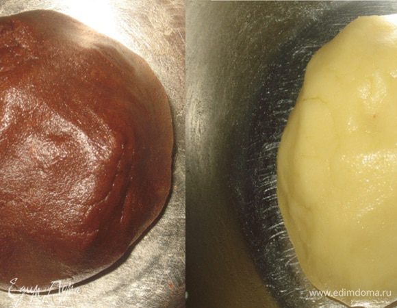 Замесить тесто и разделить на две части. В одну из них добавить какао-порошок. Обернуть тесто целлофановой пленкой и поместить в холодильник на 30 мин. 