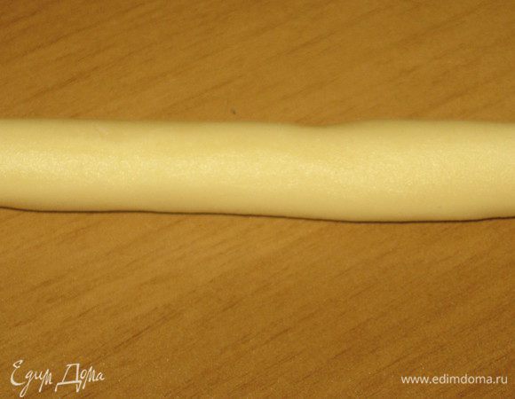 Вынуть тесто из холодильника и размять руками несколько секунд. Раскатать жгутики.