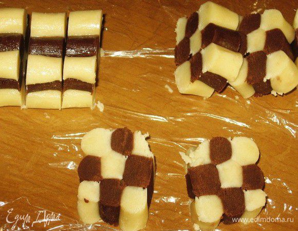 Наш шахматный брусочек завернуть в плёнку и отправить ещё на 30 минут в холодильник. Нарезать блок ломтиками толщиной 5 мм.